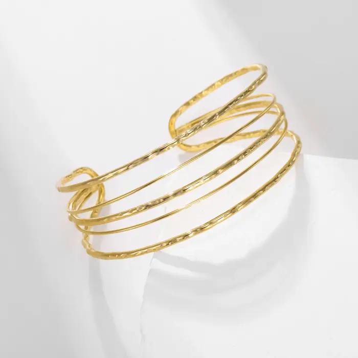 Bracelet Boho Cooltime en acier inoxydable pour femmes avec ouvertures minimalistes et finitions plaquées or rhodium pour occasions spéciales