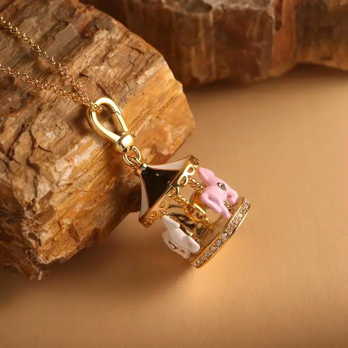 Collier pendentif carrousel en émail exquis