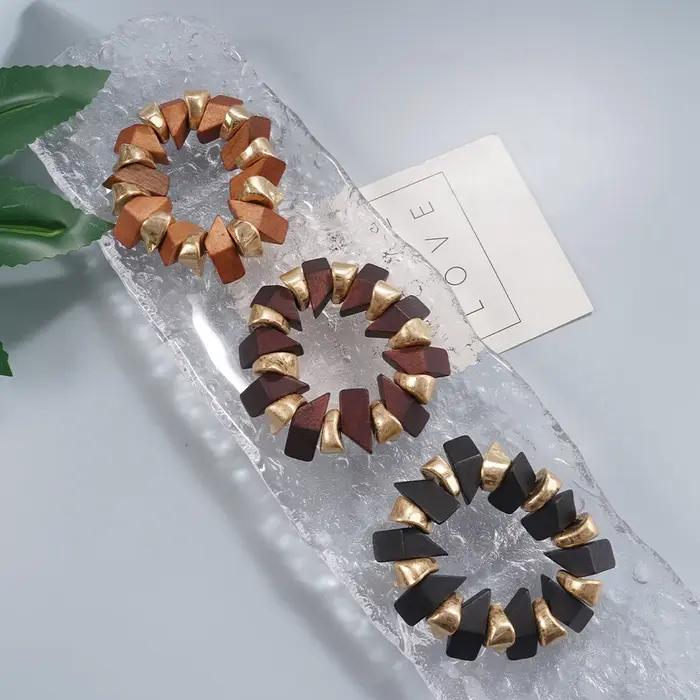 Bracelet en bois doré et accents géométriques pour femmes, style bohème, idéal pour brunchs et tenues élégantes