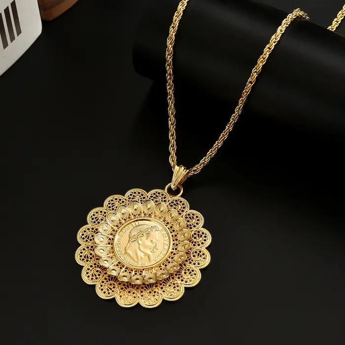 Un collier de dame arabe avec un pendentif rond plaqué or dans des bijoux de robe de mariée traditio