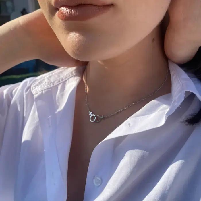 Collier lesbien Chaîne Figaro Double Venus bijou de fierté pour femmes occasions spéciales collier en acier inoxydable personnalisable
