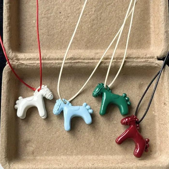 Pendentif cheval porte-bonheur bijou de fête hyfad collier chaîne corde occasion spéciale nouveau style vendange