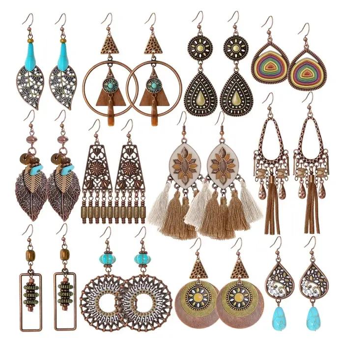 Boucles d'oreilles géométriques ethniques dorées avec perles métalliques et pompons pour femmes occasions spéciales