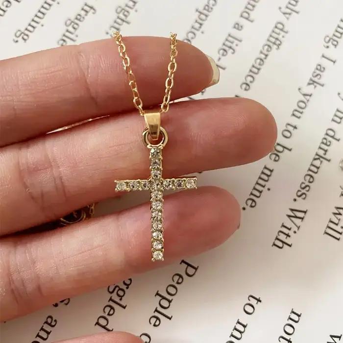 Collier croix en cristal couleur argent doré pour femme