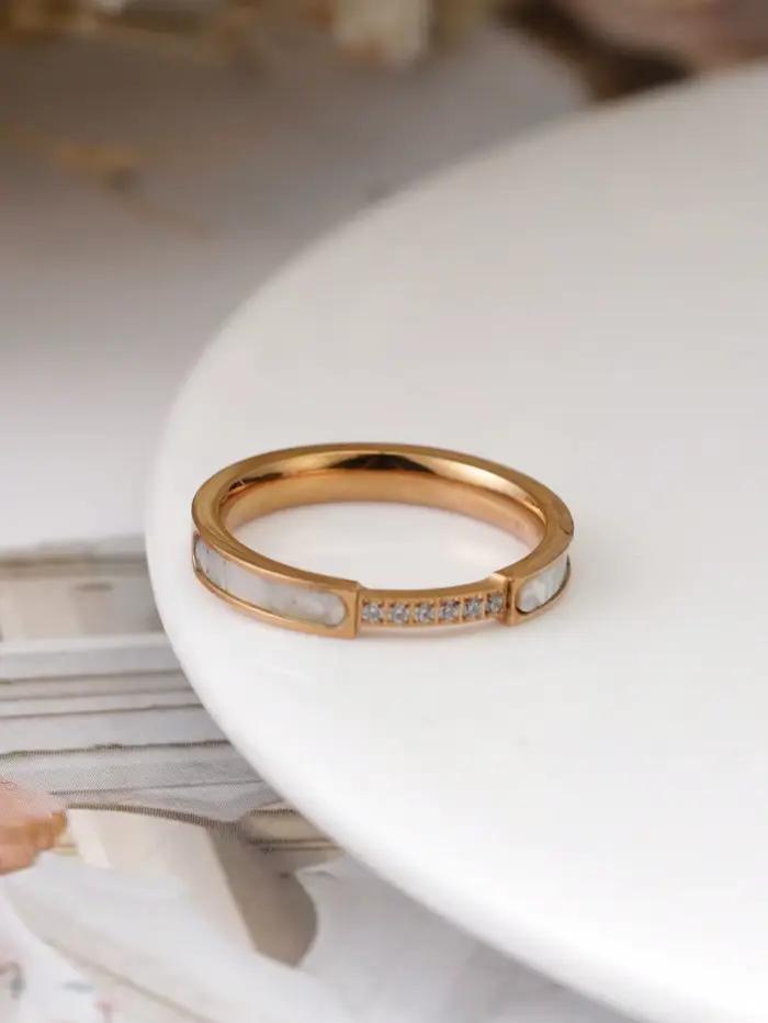1 bague vintage style palais en acier inoxydable couleur or 18 carats avec incrustation de coquillage blanc et 6 strass