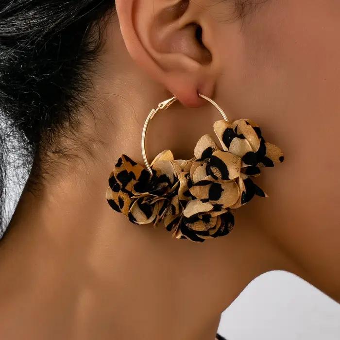 Une paire de boucles d'oreilles pendantes pour femmes avec imprimé léopard géométrique