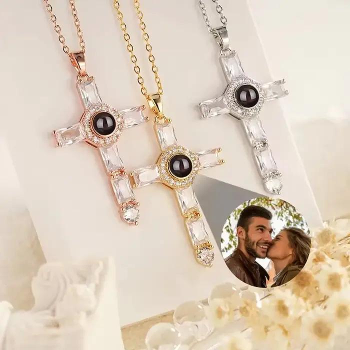 Avec image collier croix personnalisé à l'intérieur de l'image