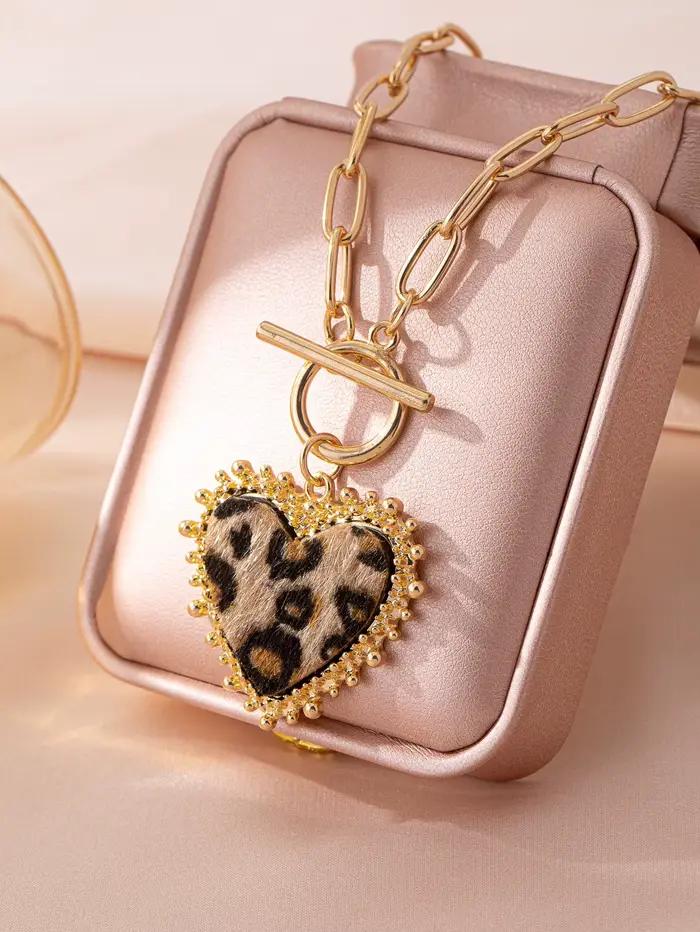 Collier avec pendentif en forme de cœur imprimé léopard, élégant, à la mode, de luxe léger et haut de gamme