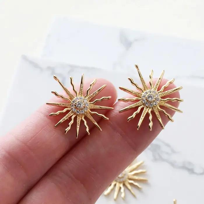 Pendentif de soleil plaqué or 14k en laiton et zircon pour femmes occasions spéciales doré brillant unique et personnalisé