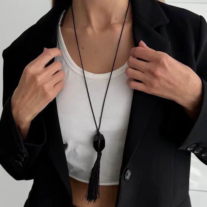 Collier pendentif rétro en résine noire avec perles et pompon pour femme, chaîne longue réglable, design irrégulier et simple, accessoire de bijouterie tendance