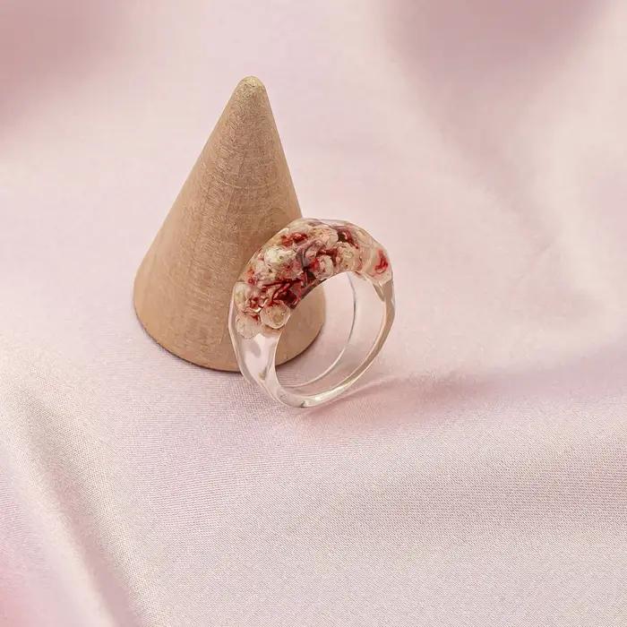 Bague en résine minimaliste exquise avec fleur séchée marguerite
