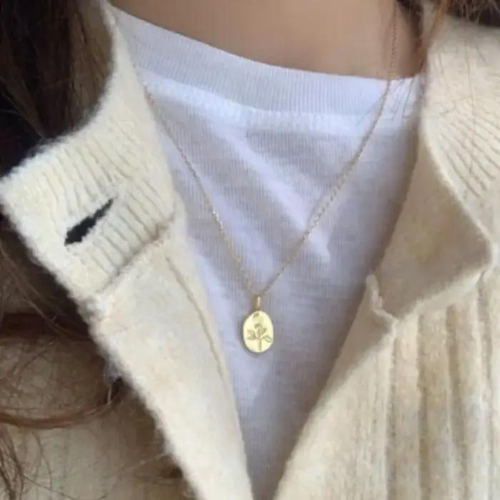 Collier pendentif rond camée de fleur plaqué or 18 carats pour femmes