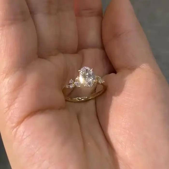 Bague de fiançailles ovale avec incrustation de diamants éblouissants