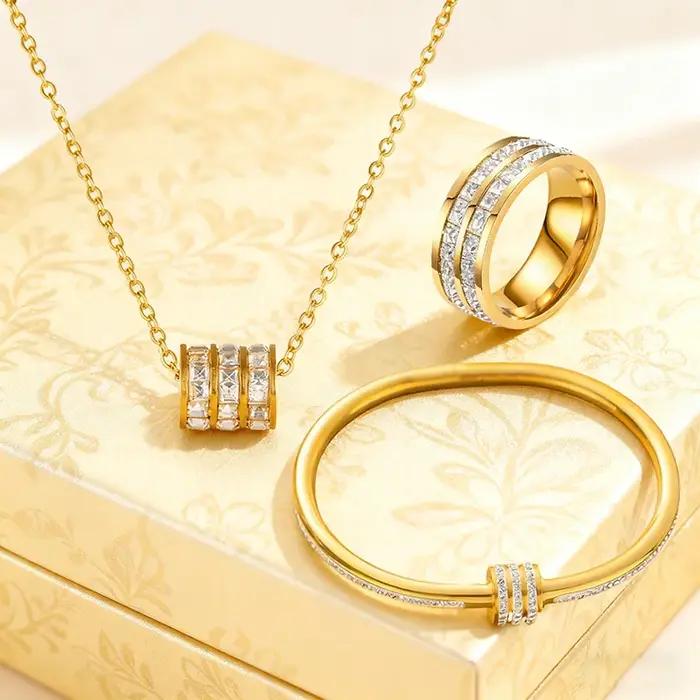 Ensemble de bijoux dorés avec accents en cristal pour femmes, collier, bague et bracelet, bijoux classiques hypoallergéniques pour occasions spéciales