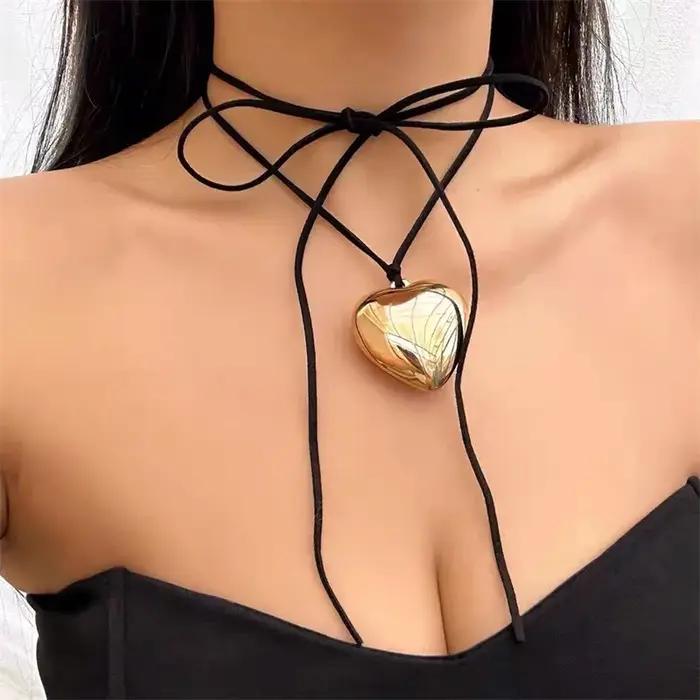 Collier pendentif coeur d'amour en velours noir pour femme