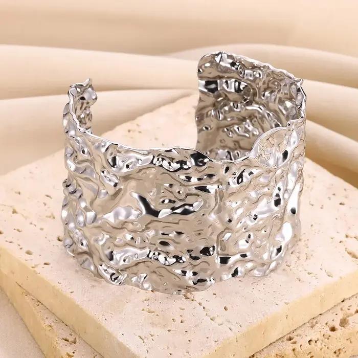 Bracelets d'ouverture à motif de bosse classique exquis pour femmes manchette couleur or acier inoxydable ornement à main cadeau occasions spéciales