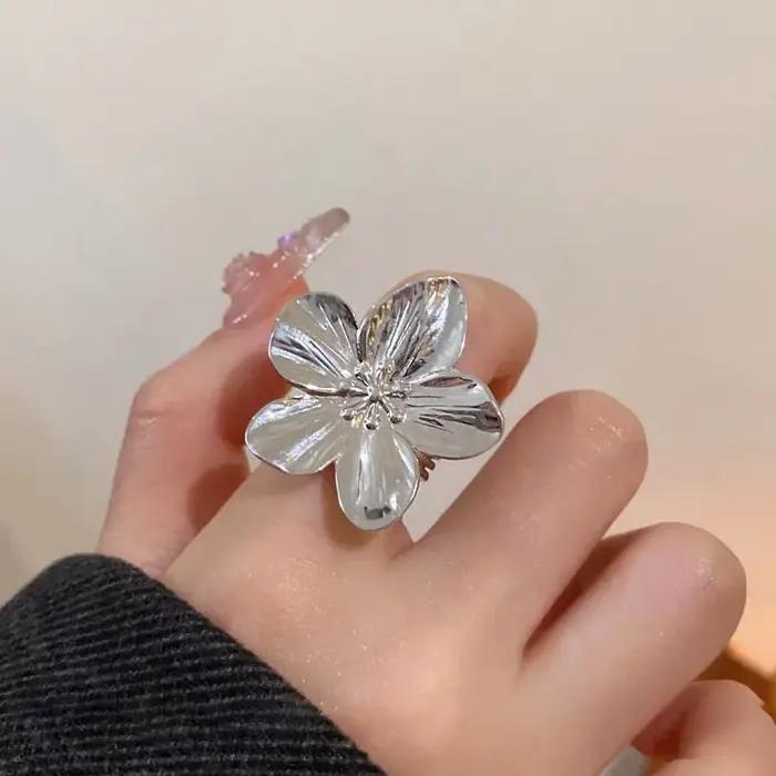 Bague en alliage de zinc avec motif floral pour femmes, élégante et résistante à l'eau, idéale pour les mariages, anniversaires et tous les jours