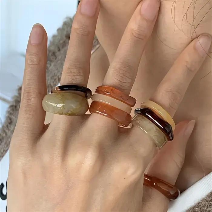 Bague multicolore en résine style rétro bohème pour femmes à porter et empiler pour toutes occasions