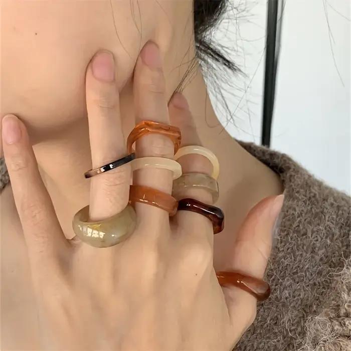 Bague multicolore en résine style rétro bohème pour femmes à porter et empiler pour toutes occasions