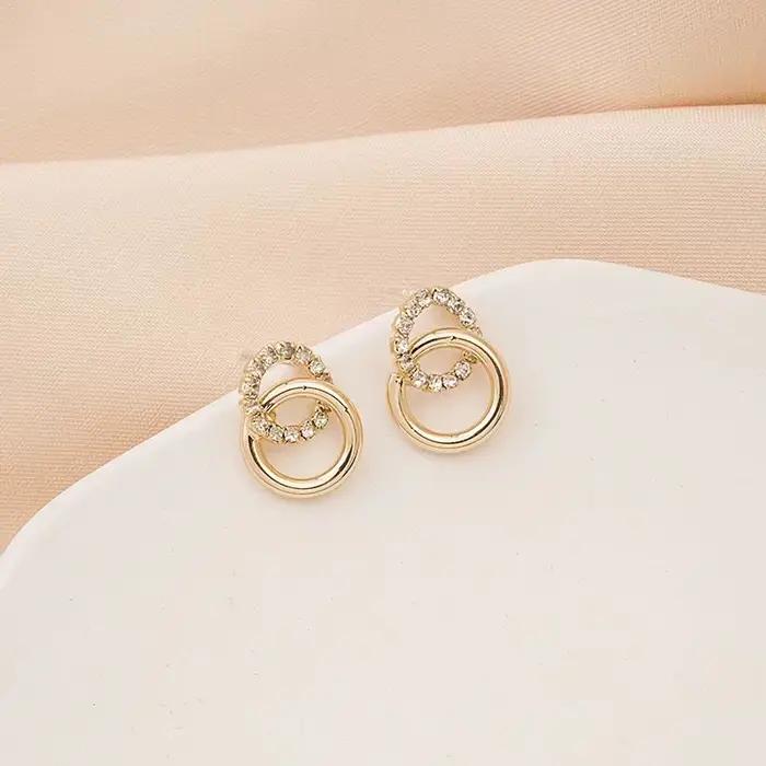 Une paire de boucles d'oreilles à la mode pour femmes avec cercles incrustés de diamants