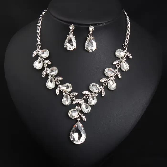 Ensemble collier et boucles d'oreilles en alliage écologique avec gros cristaux. Bijoux imperméables de haute qualité. Cadeau pour votre femme.