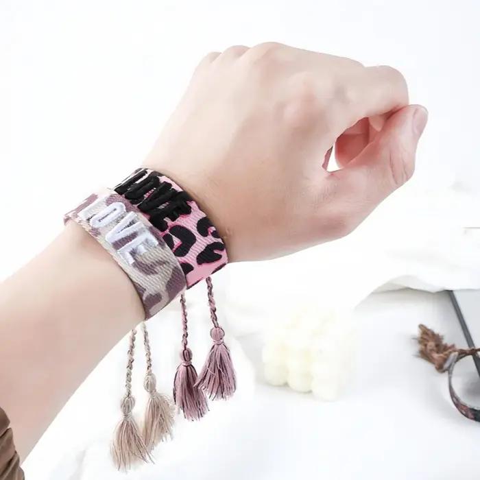 Bracelet bohémien avec lettres brodées léopard pour femmes