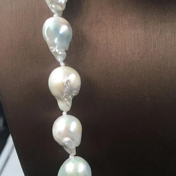 Grand collier de perles baroques d'eau douce naturelles