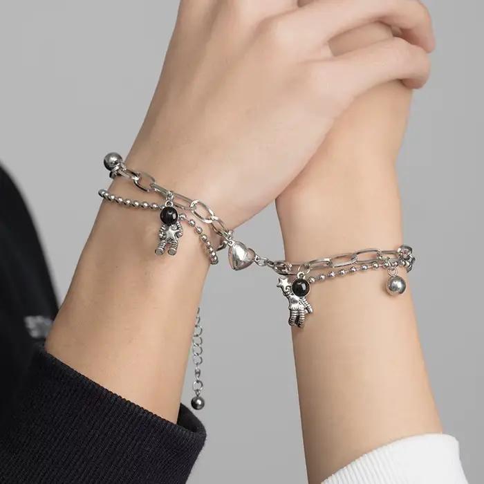 Bracelet de Couple en Alliage de Zinc avec Aimant en Forme de Cœur et Pendentif Astronaute Élégant et Romantique pour Hommes et Femmes Occasions Spéciales