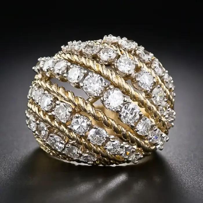 Bague dorée luxueuse incrustée de zircone synthétique pour femmes, design géométrique et élégant pour occasions spéciales et festivals