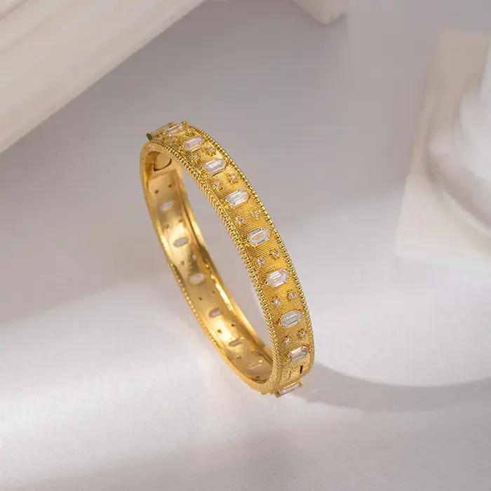 Bracelet jonc en or brossé avec zircon cubique baguette, style byzantin vintage pour femme