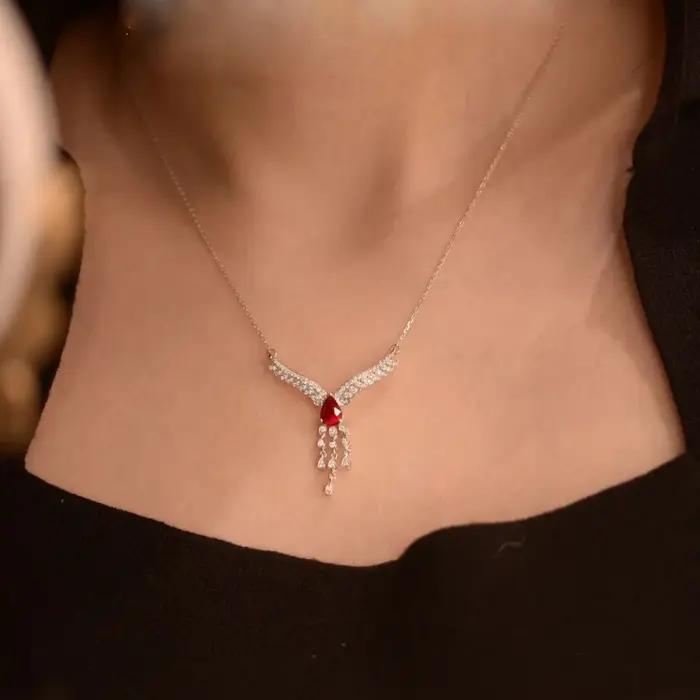 Collier luxueux et frappé de pierres précieuses rouges pour femmes