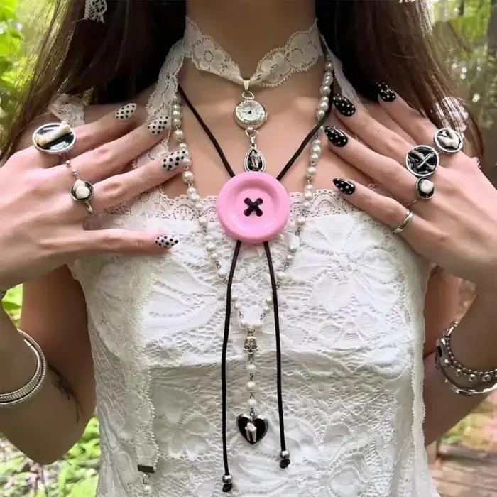 Collier contemporain en cordon cire orné boutons