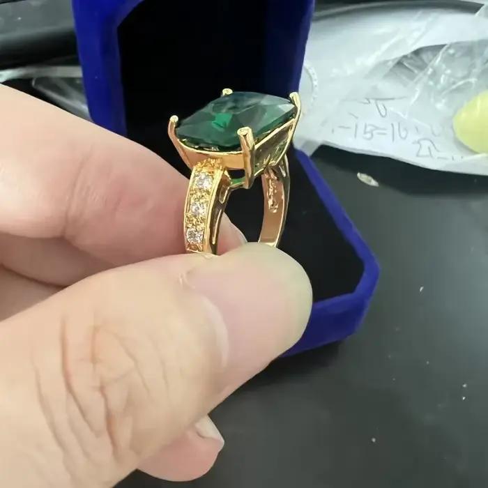 Bague de fiançailles en or 10 carats sertie d'émeraude de laboratoire pour femme occasions spéciales romantique et classique