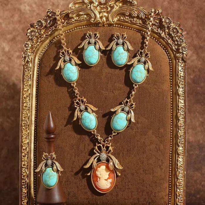 Parure de bijoux vintage en turquoise avec portrait camée, plaqué or antique, pendentif abeille en strass, collier, boucles d'oreilles et bague pour femme