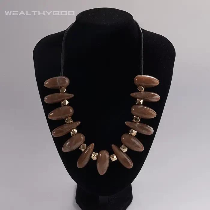 Collier ras du cou en pierre marbrée marron pour femmes, cordon noir, clous dorés, accessoire de bij