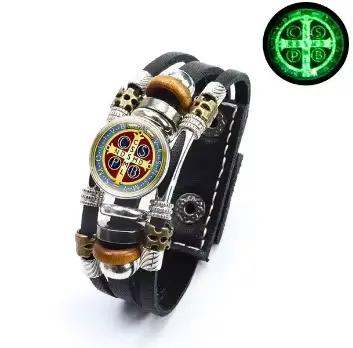 Bracelet en cuir multicouche avec médaillon Saint Benoît symbole de foi et protection pour homme et femme pour diverses occasions spéciales