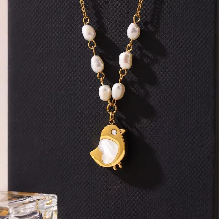 Collier en acier inoxydable plaqué or 18 carats avec perle d'eau douce et pendentif de poulet pour femmes occasions spéciales