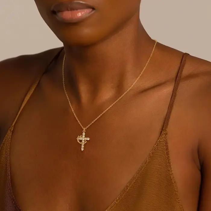 Collier croix en or 14 carats avec zircons cubiques pour femme élégant pour occasions spéciales comme anniversaire et cérémonies