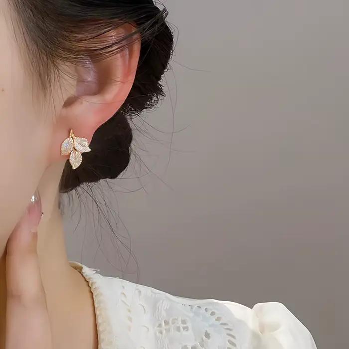 Boucles d'oreilles en forme de feuille délicate pour femmes, couleur argent/or, à la mode, cadeau fantaisie pour filles, bijoux cadeaux 2024