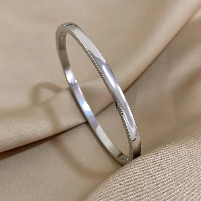 Bracelets simples et lisses en acier inoxydable plaqué or pour femmes élégantes et sophistiquées pour diverses occasions festives et quotidiennes