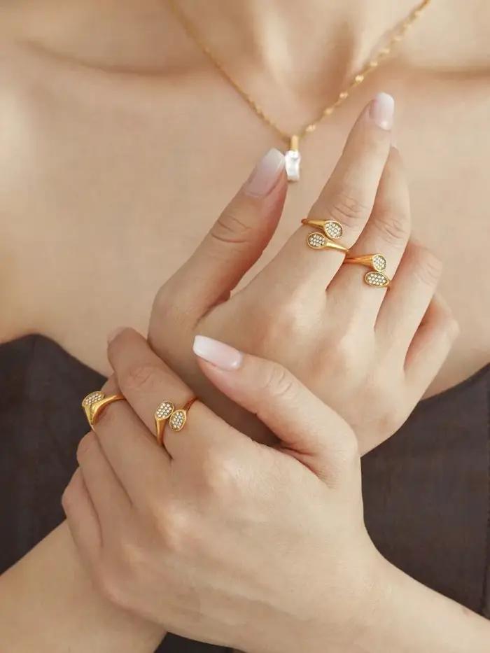 Bague en acier inoxydable plaquée or 18 carats sertie de zirconium brillant pour femmes style moderne et élégant pour soirée et occasions spéciales