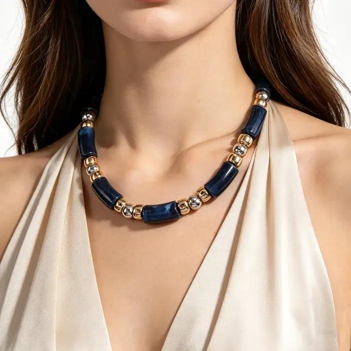 Collier statement en perles tubulaires effet marbre bleu marine avec entretoises dorées et argentées