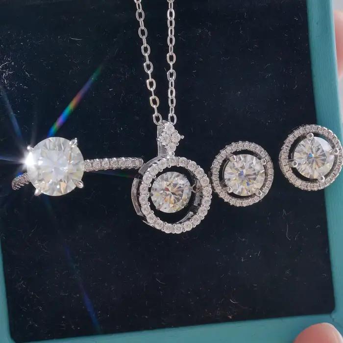 Parure de bijoux en diamant de laboratoire et moissanite Solitaire pour femme élégante, en argent sterling 925, comprenant boucles d'oreilles, bague, pendentif et collier, cadeau de joaillerie fine