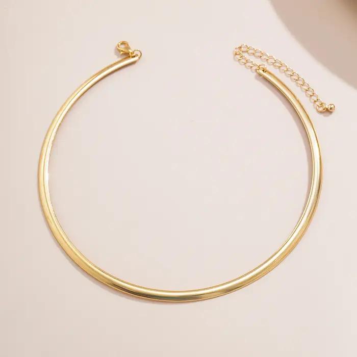 Collier doré ou rouge-marron en forme de cercle épais pour femme élégant simple bijou mode 2023 pour occasions spéciales