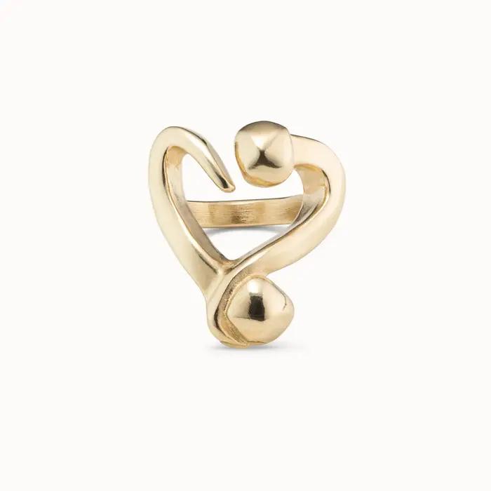 Bague d'art dorée en forme d'amour : une gros plan de bijoux romantiques de style métal avec un sens du design unique