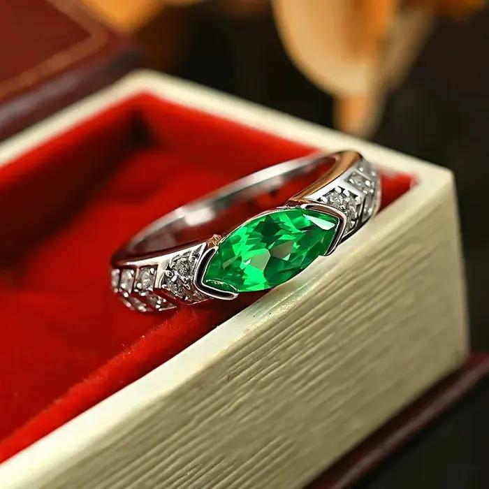 Bague en argent 925 sertie d'émeraudes ovales et de diamants - Accessoire féminin de luxe en pierre précieuse verte de grande qualité