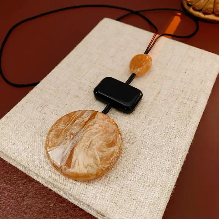 Collier pendentif en résine plate couleur café