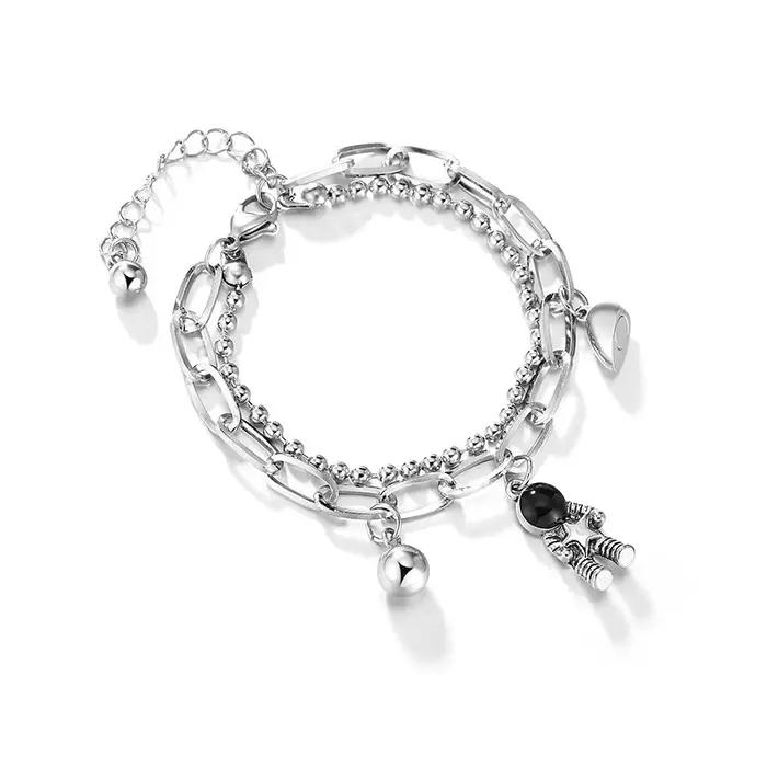 Bracelet de Couple en Alliage de Zinc avec Aimant en Forme de Cœur et Pendentif Astronaute Élégant et Romantique pour Hommes et Femmes Occasions Spéciales