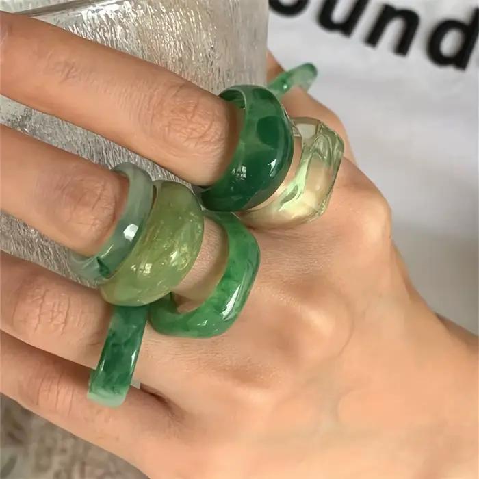 Ensemble de 7 bagues en résine vert jade pour femmes élégantes et à la mode occasions spéciales