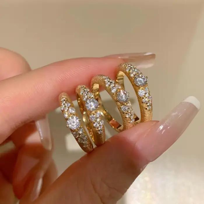 Bague de cocktail vintage en diamant brossé pour femmes, design classique et romantique, superposé, bijou d'occasions spéciales comme le mariage et les soirées de gala